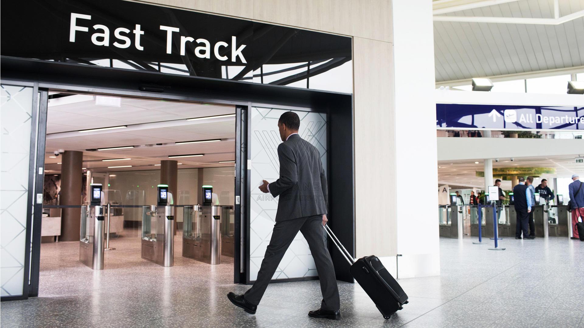 Airport services. Fast track в аэропорту. Фаст трек в аэропорту. Fast track встреча в аэропорту. VIP пассажиры в аэропорту.